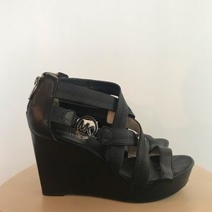 MICHAEL KORS | WEDGE STRAPY SANDALS